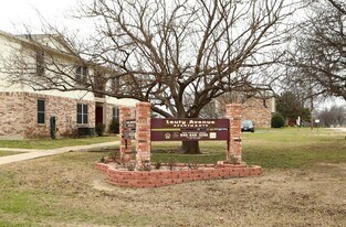 909 W 7th St in Justin, TX - Building Photo