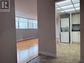 3700 Kaneff Crescent in Mississauga, ON - Building Photo - Building Photo