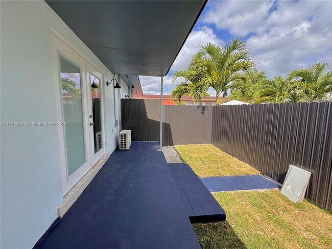 7135 SW 22nd St in Miami, FL - Building Photo - Building Photo