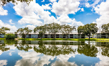 Spacious one- and two-bedroom apartments in Port Richey, FL - Foto de edificio - Building Photo