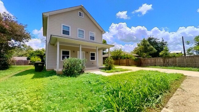 209 Jackman St in San Marcos, TX - Foto de edificio - Building Photo