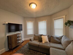 22 Spencer Ave, Unit 1 in Somerville, MA - Building Photo - Building Photo