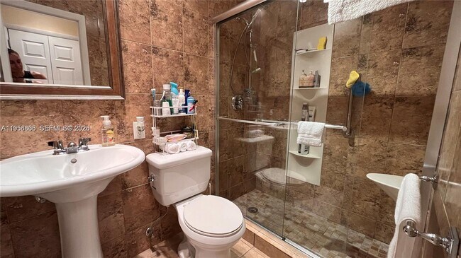 2001 S Ocean Dr in Hallandale Beach, FL - Building Photo - Building Photo