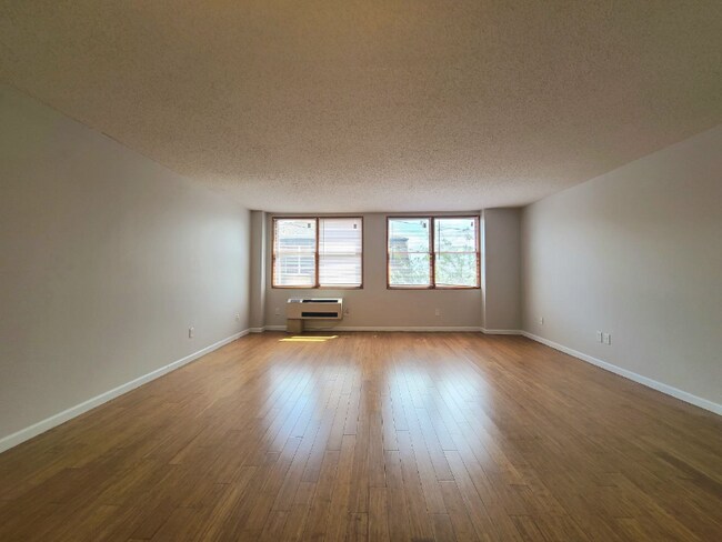 22 W 25th St, Unit 2I in Bayonne, NJ - Foto de edificio - Building Photo