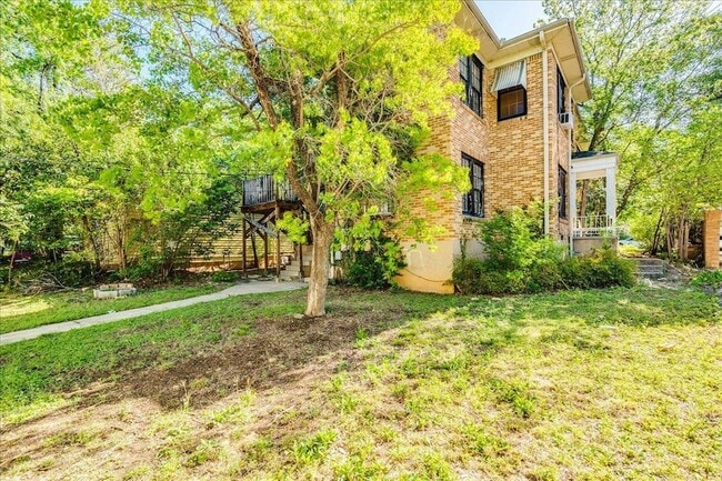 property at 1918 Robbins Pl