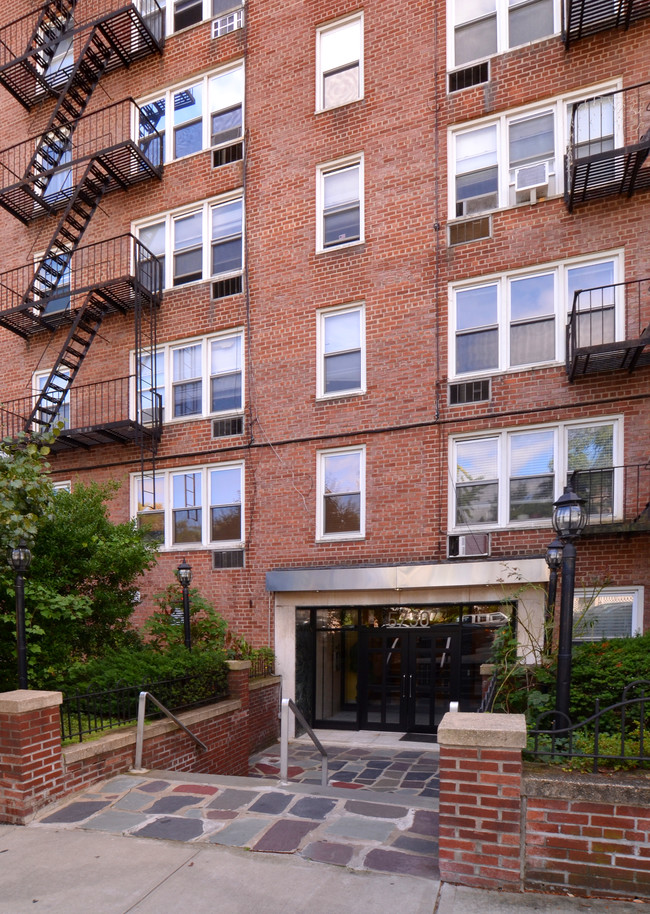 5730 Mosholu Ave in Bronx, NY - Foto de edificio - Building Photo