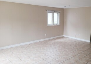 1B-374 John in Cobourg, ON - Building Photo - Building Photo