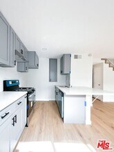 22423 Del Valle St in Los Angeles, CA - Building Photo - Building Photo