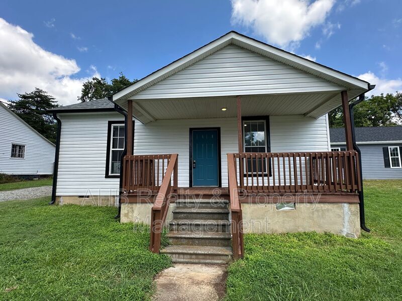 313 W Market St in Graham, NC - Building Photo