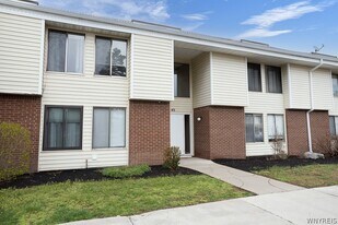 45 Beehunter Ct in East Amherst, NY - Building Photo