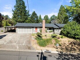 805 Walker Ave in Ashland, OR - Building Photo
