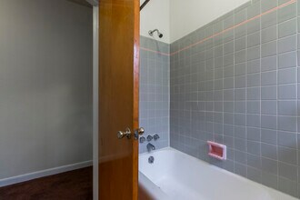 1122 Linn St in Philadelphia, PA - Foto de edificio - Building Photo