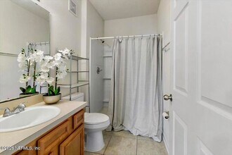 8201 Green Parrot Rd, Unit 307 in Jacksonville, FL - Foto de edificio - Building Photo