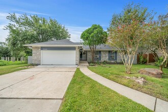 5141 Shady Oaks Ln in Friendswood, TX - Foto de edificio - Building Photo