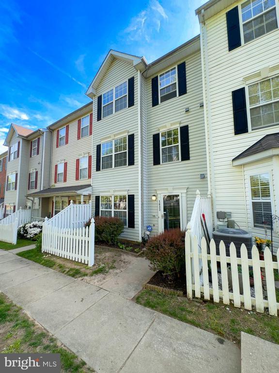 property at 1632 Briarview Ct