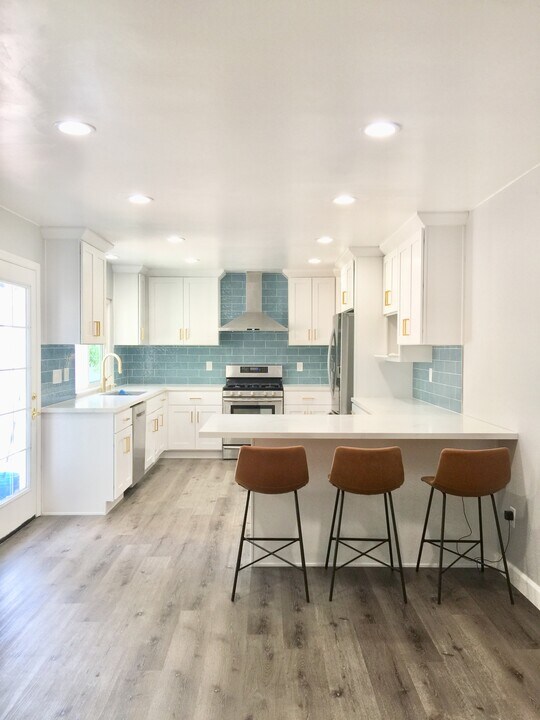 385 Sunrise Cir in Costa Mesa, CA - Building Photo