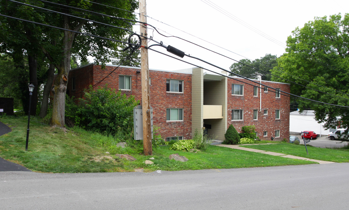 Highland Pines Court Apartments in Pittsburgh, PA - Foto de edificio