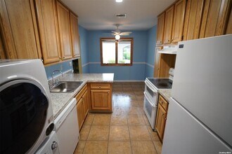 906 Gotham Ct S in Saint James, NY - Building Photo - Building Photo