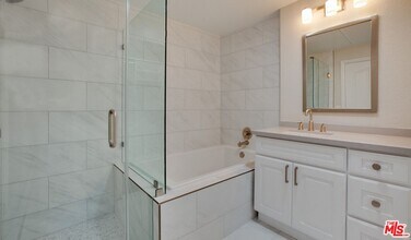 6260 W 3rd St in Los Angeles, CA - Foto de edificio - Building Photo