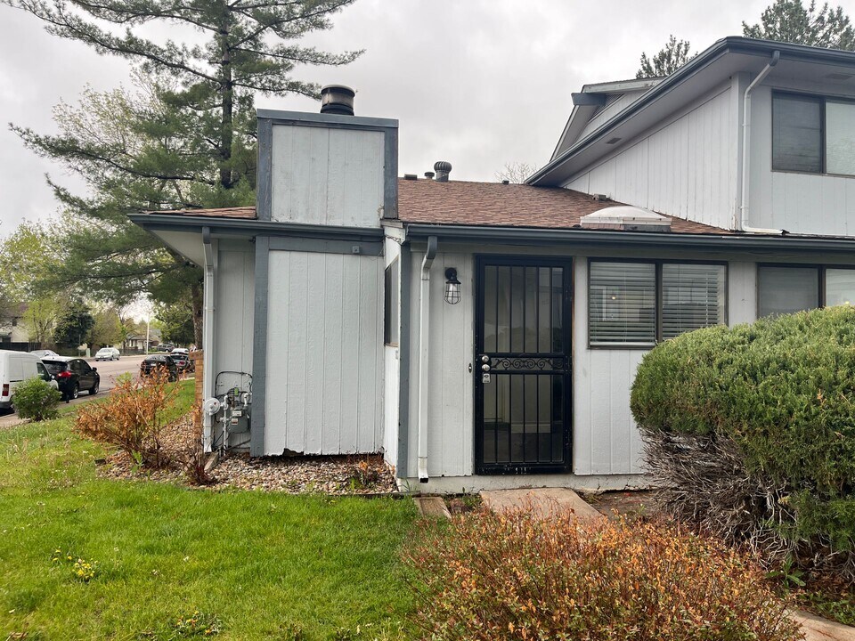 1339 S Chambers Cir in Aurora, CO - Building Photo