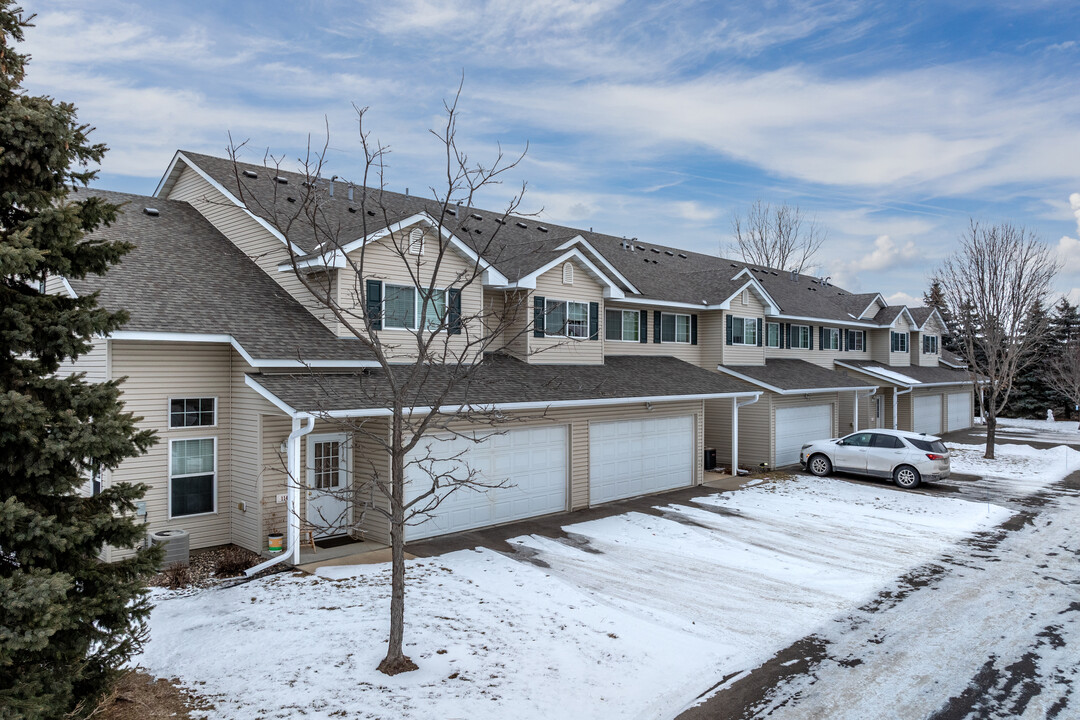 110 Bridgewater Trl in Hudson, WI - Foto de edificio