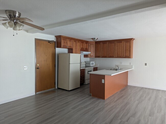 8308 Regents Rd, Unit 1E in San Diego, CA - Building Photo - Building Photo