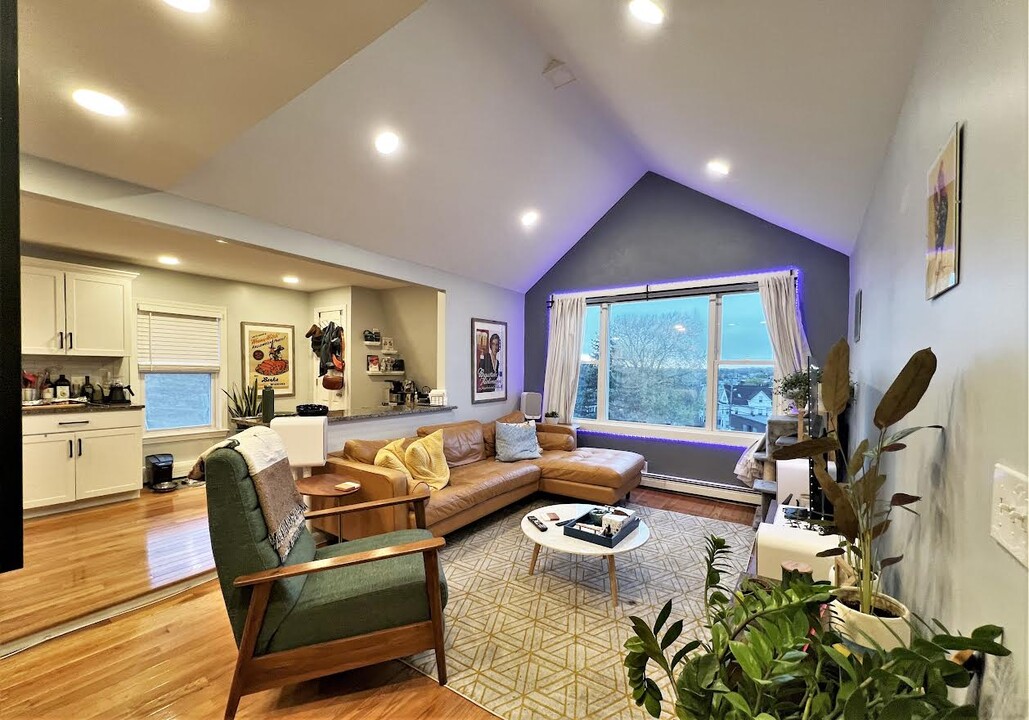 521 Main St, Unit 1 in Medford, MA - Building Photo