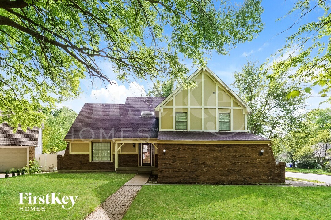 14707 S Murray Ln in Olathe, KS - Foto de edificio