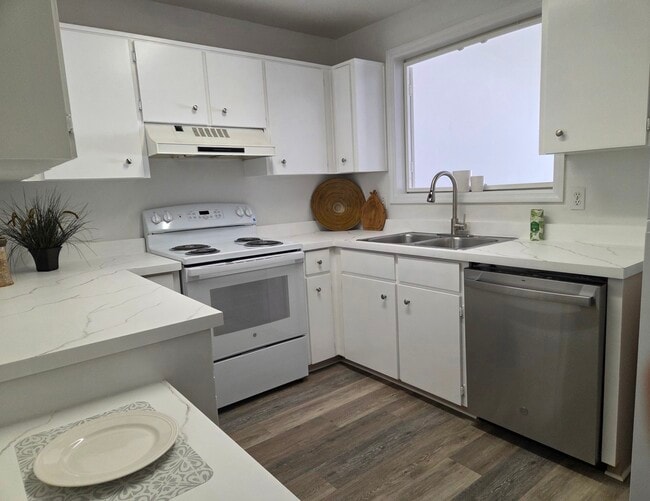 property at 1632 Tudor Ln