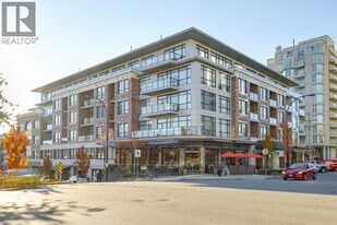 105 2nd St W in North Vancouver, BC - Building Photo