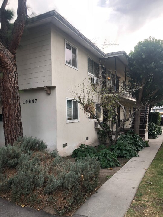 10647 Sherman Grove Ave in Los Angeles, CA - Foto de edificio