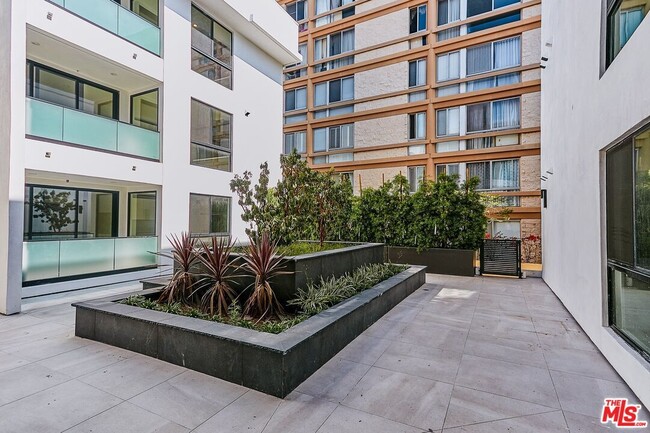 328 N Maple Dr in Beverly Hills, CA - Building Photo - Building Photo