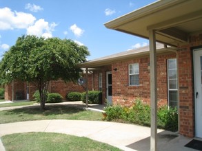 Oak Timbers in Ennis, TX - Building Photo - Building Photo