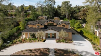 5287 Round Meadow Rd in Hidden Hills, CA - Building Photo