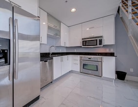 60 SW 13th St, Unit 4009 in Miami, FL - Building Photo - Building Photo