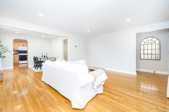 43 Arnold Way in West Hartford, CT - Building Photo - Building Photo