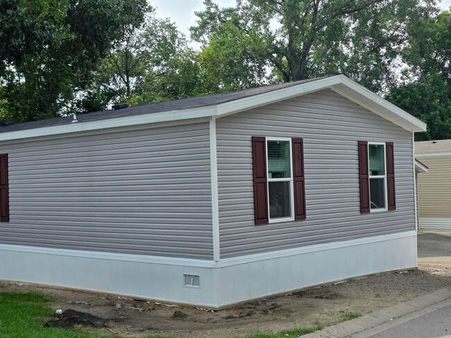 90 Thomas Ln in Chaska, MN - Building Photo - Building Photo