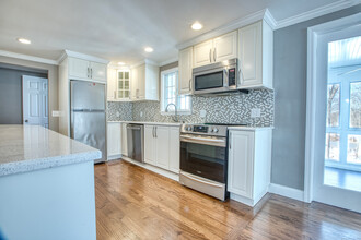 47 Creeping Hemlock Dr in Norwalk, CT - Building Photo - Building Photo