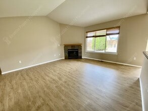 625 NE Redwood Ave in Redmond, OR - Building Photo - Building Photo