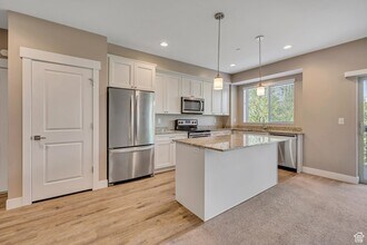 1225 Wolf Hollow Ln, Unit 310 in Salt Lake City, UT - Building Photo - Building Photo