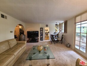 933 Hilgard Ave in Los Angeles, CA - Building Photo - Building Photo