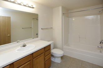 Pointe West in Fargo, ND - Building Photo - Interior Photo