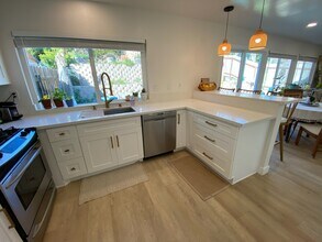 970 Woodlake Dr in Cardiff By The Sea, CA - Foto de edificio - Building Photo