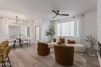 5401 E Van Buren St in Phoenix, AZ - Foto de edificio - Building Photo