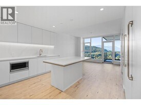 720 Farrow St in Coquitlam, BC - Building Photo