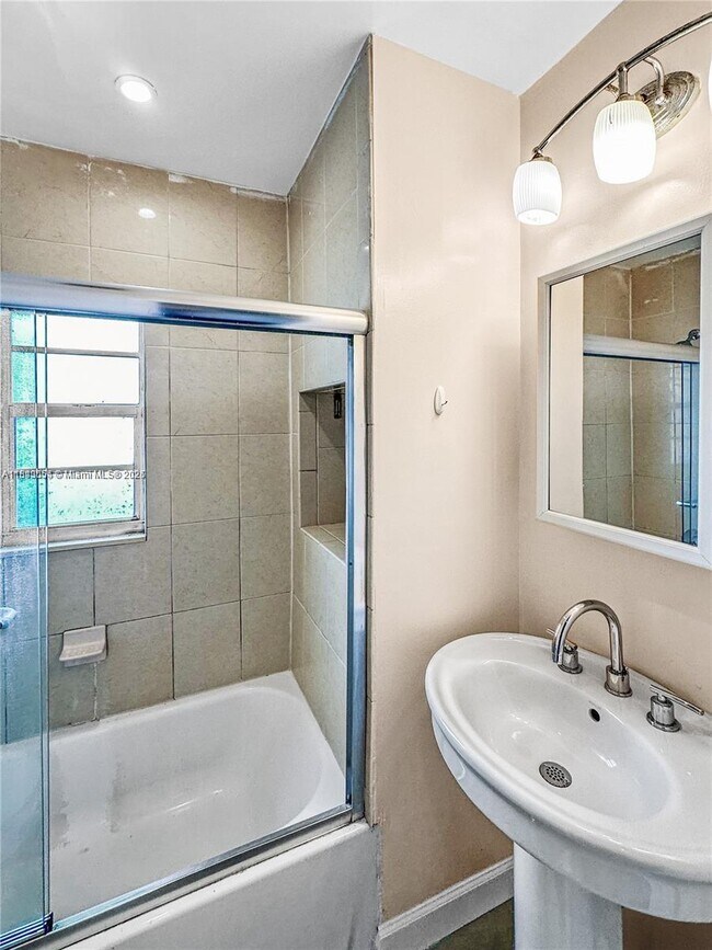 5614 Taylor St in Hollywood, FL - Building Photo - Building Photo
