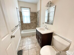 72 Roseclair St, Unit 1 in Boston, MA - Foto de edificio - Building Photo