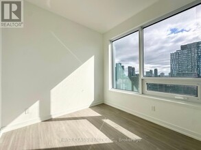 8-2618 Wellesley St W in Toronto, ON - Building Photo - Building Photo