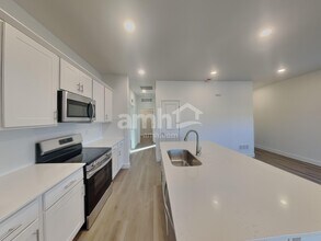 13897 E 101st Ave in Commerce City, CO - Foto de edificio - Building Photo