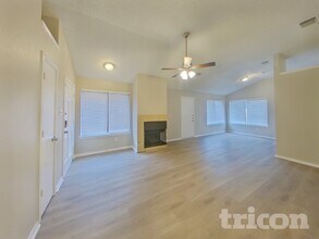 3086 Rustlewind Ln, Unit UNIT 2 in Grand Prairie, TX - Foto de edificio - Building Photo